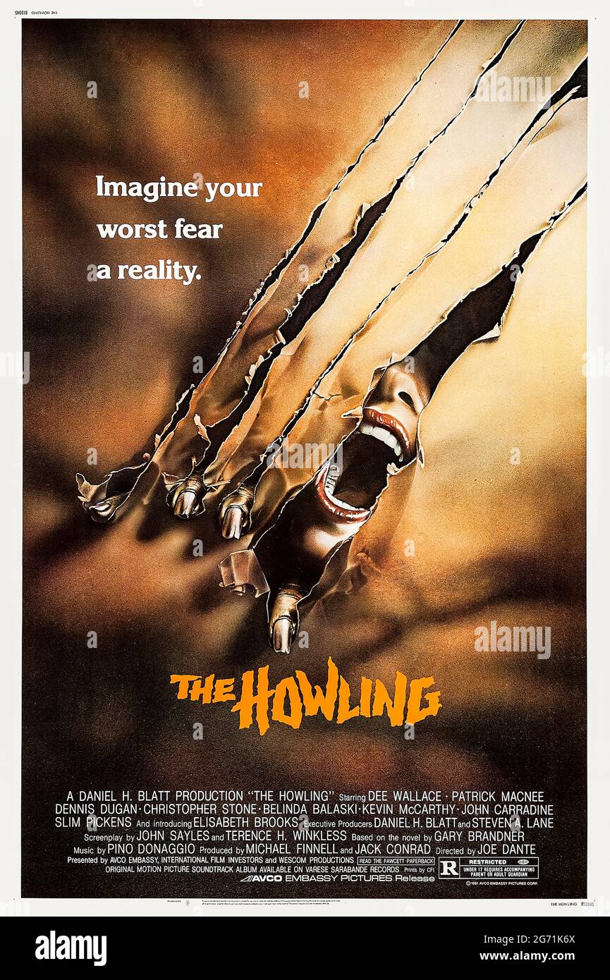 The Howling (1981) unter der Regie von Joe Dante mit Dee Wallace, Patrick Macnee, Dennis Dugan und Kevin McCarthy. Denkwürdiges Entsetzen über einen Reporter, der geschickt wurde, um einen Serienmörder in einem abgelegenen Bergresort zu untersuchen, nur um herauszufinden, dass seine Bewohner Werwölfe sind. Stockfoto