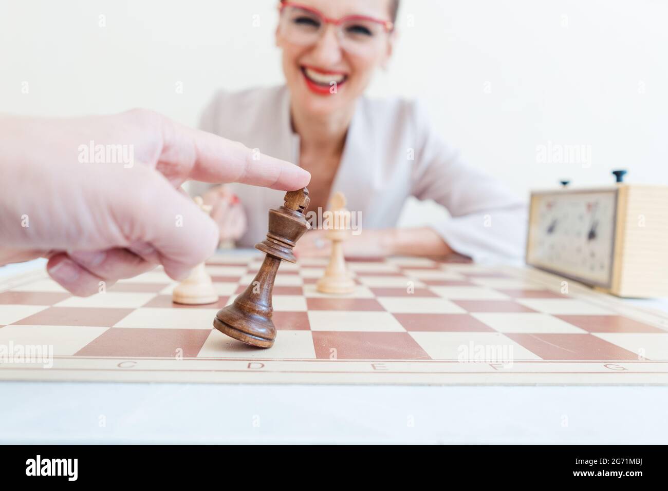 Mann verliert Schachspiel gegen Geschäftsfrau, die eine Niederlage akzeptiert Stockfoto