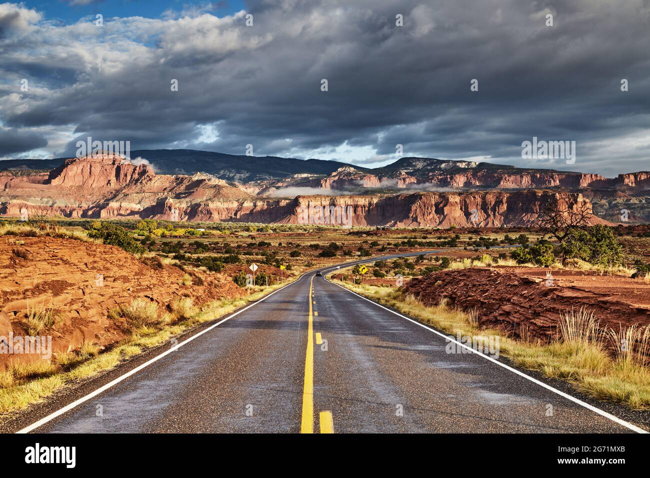 Landschaft mit landschaftlich reizvoller Autobahn und roten Felsen in der Wüste von Utah, USA Stockfoto
