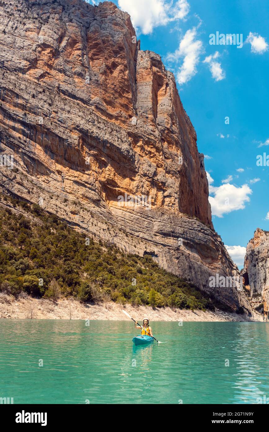 Frau auf einem Kajak in den Pyrenäen in Katalonien auf dem Wasser der Mont Rebei Schlucht Stockfoto