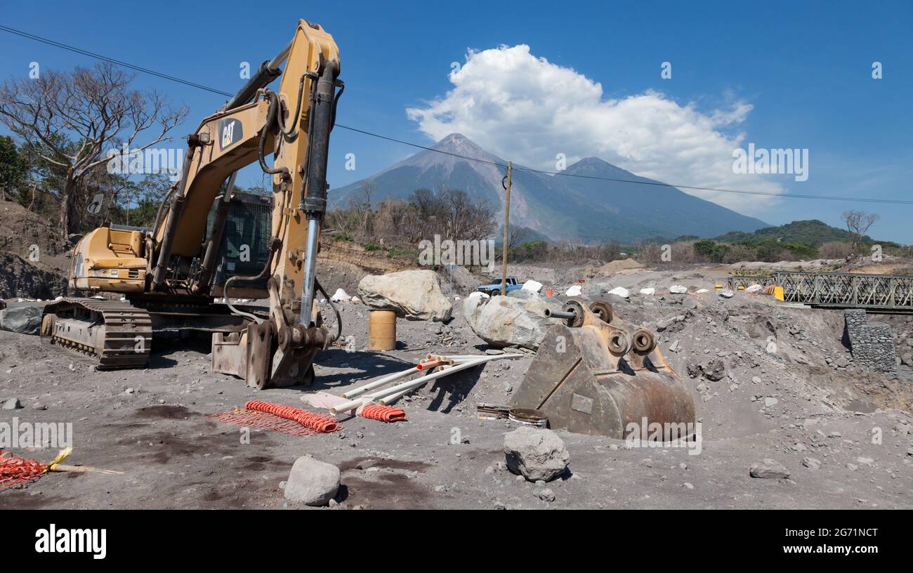 Ein mechanischer Bagger bereitet sich darauf vor, die Schäden zu reparieren, die durch den Ausbruch des Vulkans Fuego im Juni 2018 in Guatemala entstanden sind Stockfoto