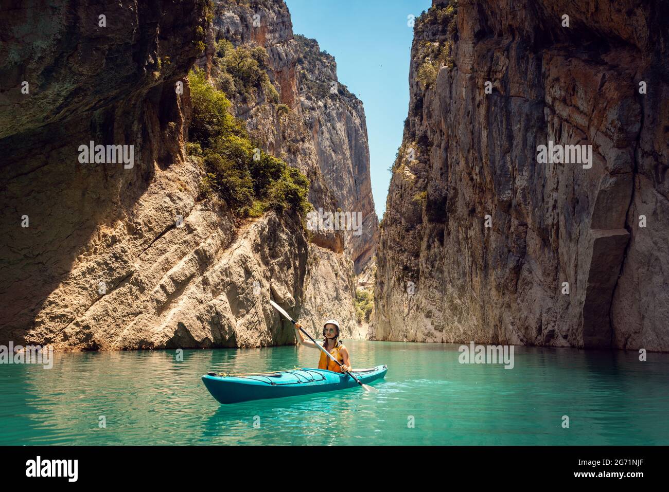 Frau auf einem Kajak in den Pyrenäen in Katalonien auf dem Wasser der Mont Rebei Schlucht Stockfoto