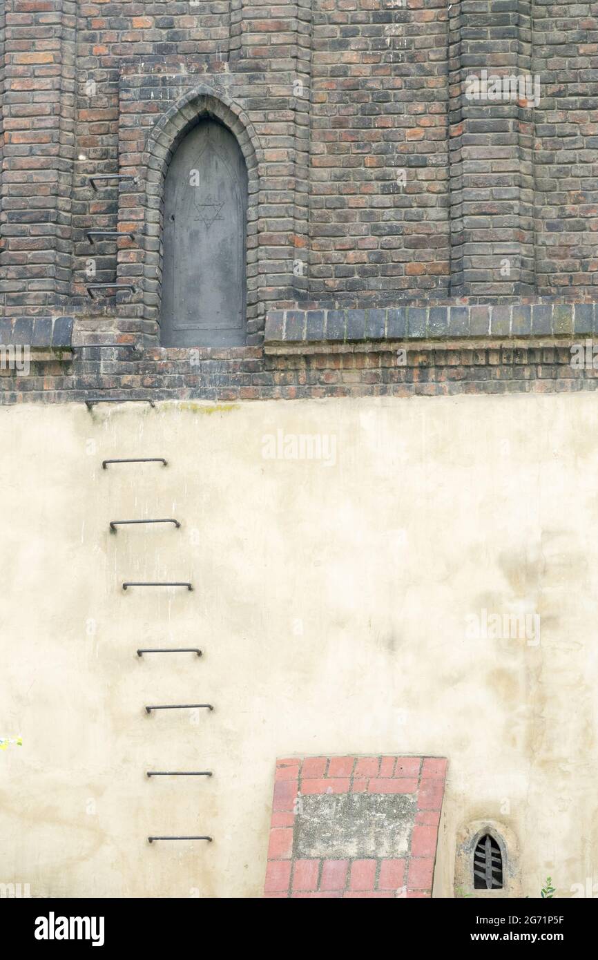 Treppen zum Dachboden der Alt-Neu-Synagoge, einem Ort, an dem sich der Legende nach der Prager Golem verbirgt Stockfoto