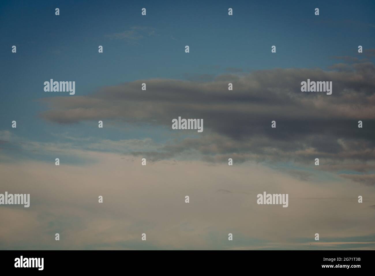 Fantastischer, farbenfroher Sonnenaufgang mit bewölktem Himmel. Bildvorlage des texturierten Himmels. Szenisches Bild von dramatischem Licht bei Sommerwetter. Malerisches Foto Stockfoto