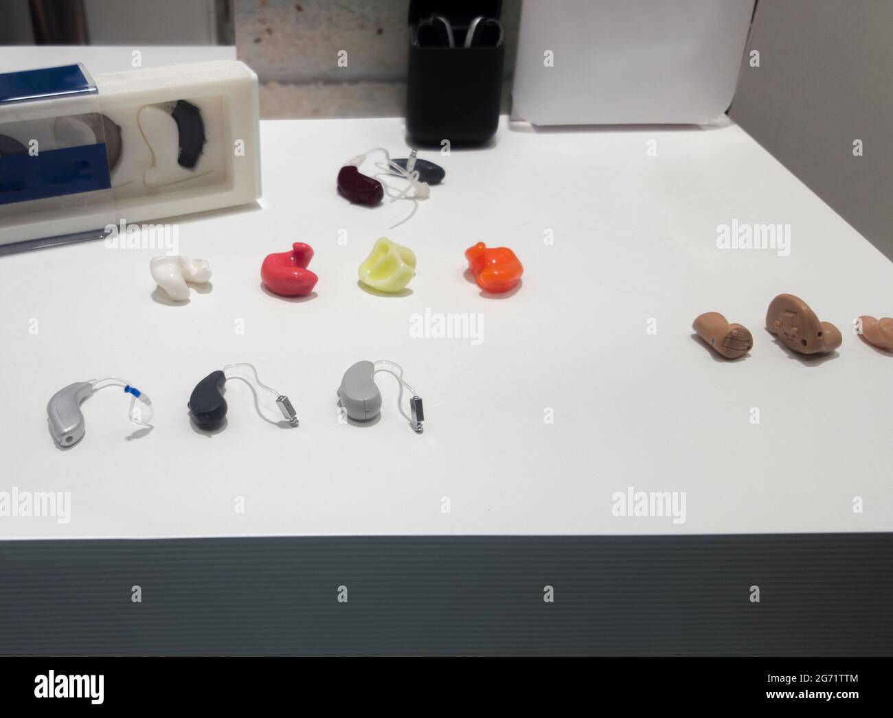 Moderne Hörgeräte angezeigt auf Shop. Nahaufnahme Stockfoto