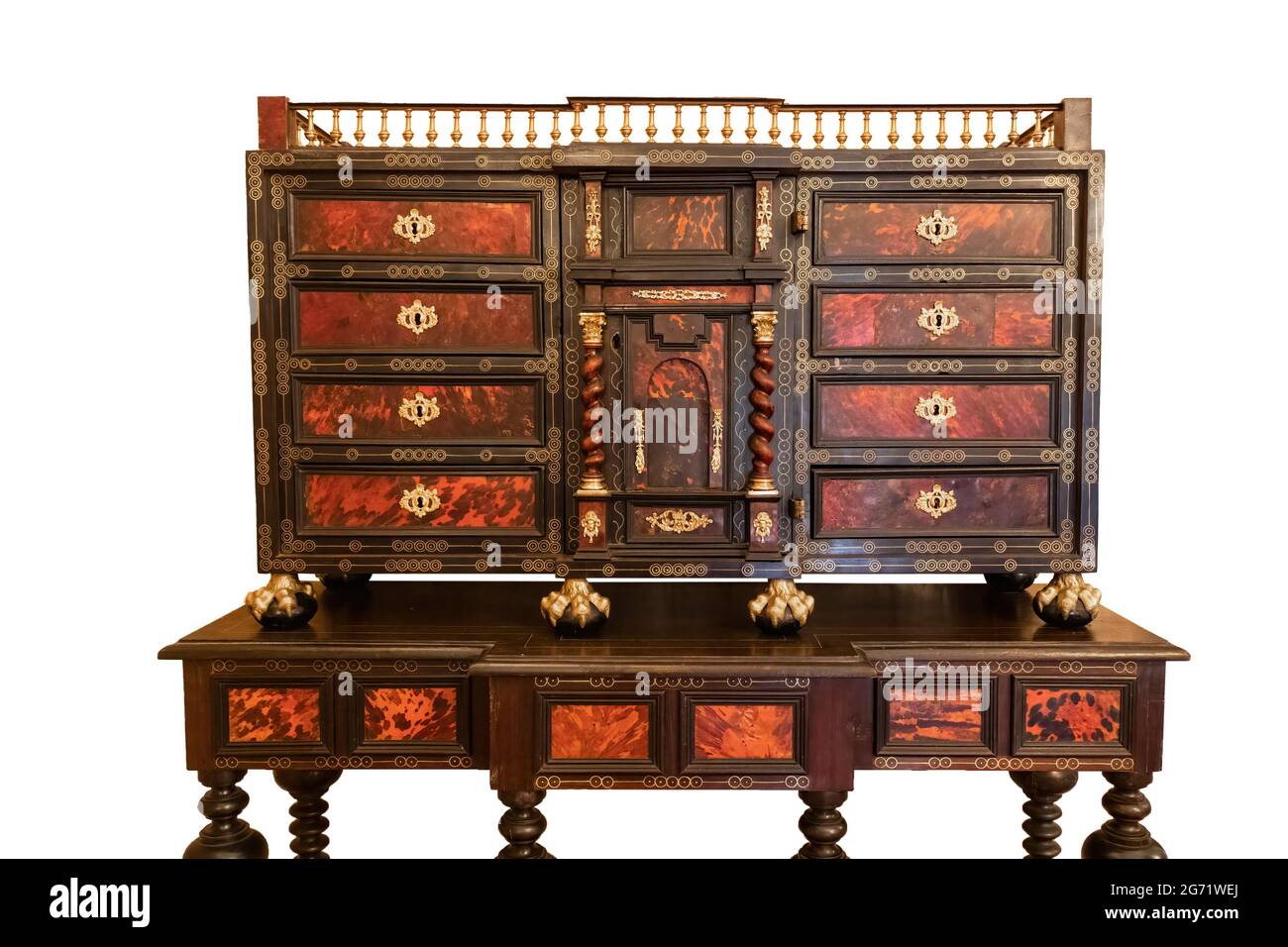 Möbel aus Holz mit dem Namen Bargueño spanischer Herkunft, hergestellt zwischen dem 16. Und 18. Jahrhundert, zum Schreiben oder Ablegen von Papieren, geeignet für die Herstellung von Stockfoto