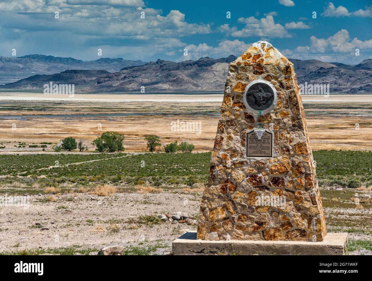 Monument an der Fish Springs Station, Fish Springs Flat, Dugway Range in der Ferne, Pony Express Trail, Back Country Byway, Great Basin, Utah, USA Stockfoto