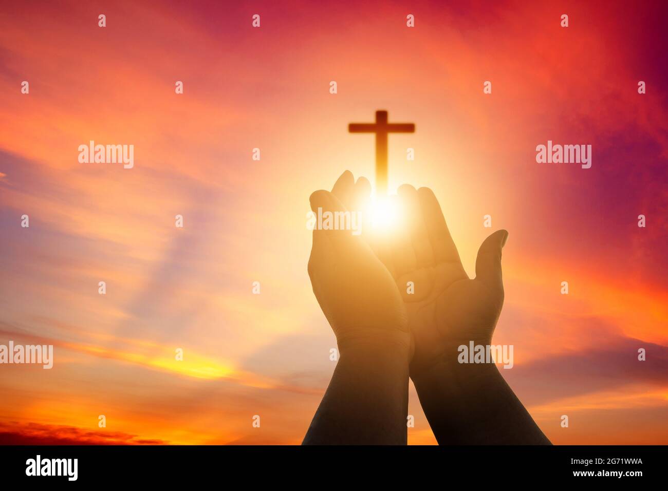 Menschliche offene Hände mit der Handfläche nach oben Anbetung. Eucharistie Therapie segne Gott helfen Buße katholischen Ostern Fastenzeit Geist beten. Christliche Religion Konzept Hintergrund. fi Stockfoto