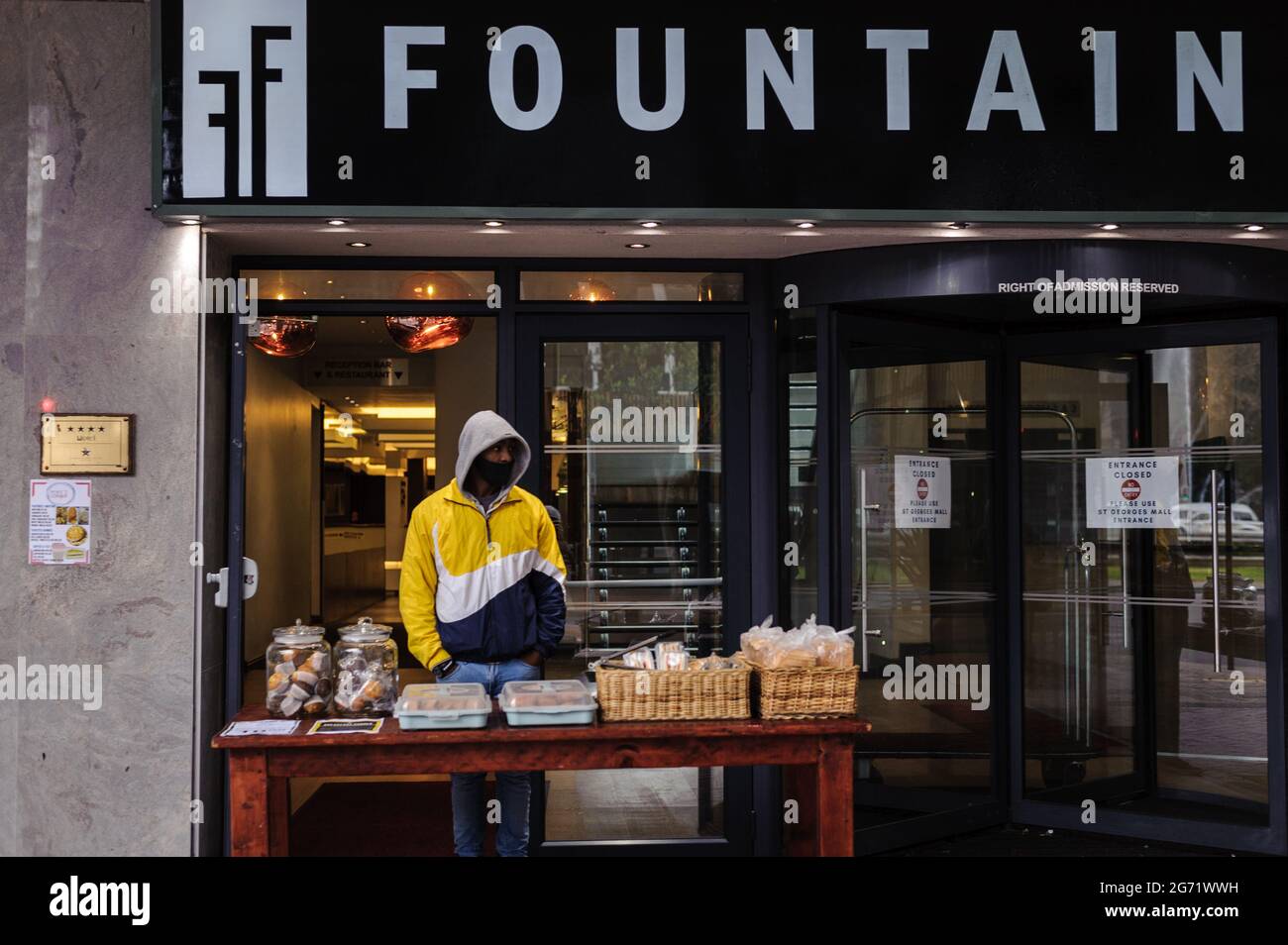 Das The Fountains Hotel in Kapstadt verkaufte Lebensmittel und Kekse auf der Straße, um während der ersten Welle Südafrikas strikte Pandemie-Sperrprotokolle zu umfahren Stockfoto