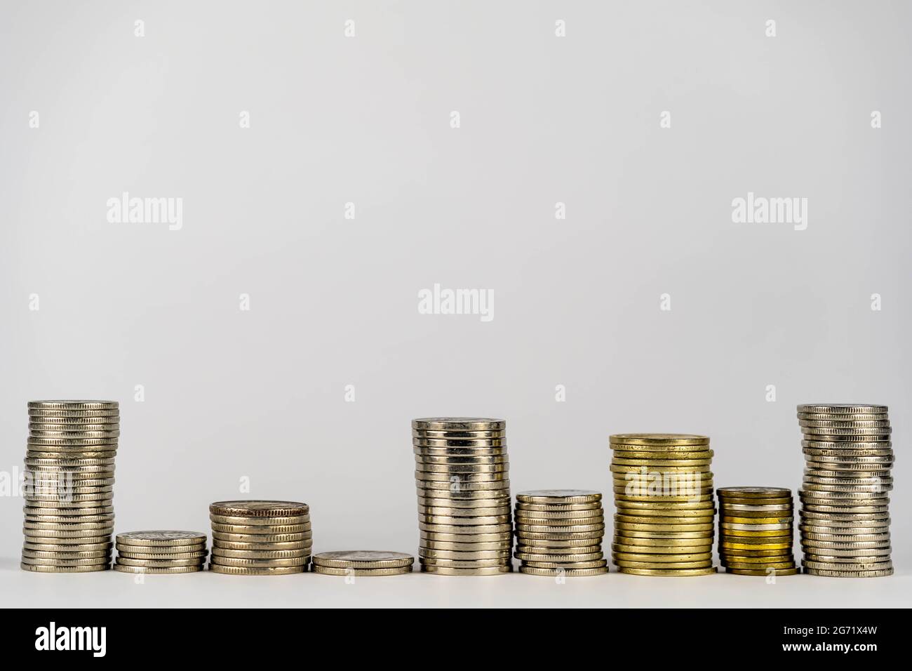 Legen Sie die Münzen in einer Linie von niedrig bis hoch. Verwalten Sie Ihre Ersparnisse, um durch Investitionen in Aktien oder Fonds zu wachsen. Idee des wachsenden Geldes. Stockfoto