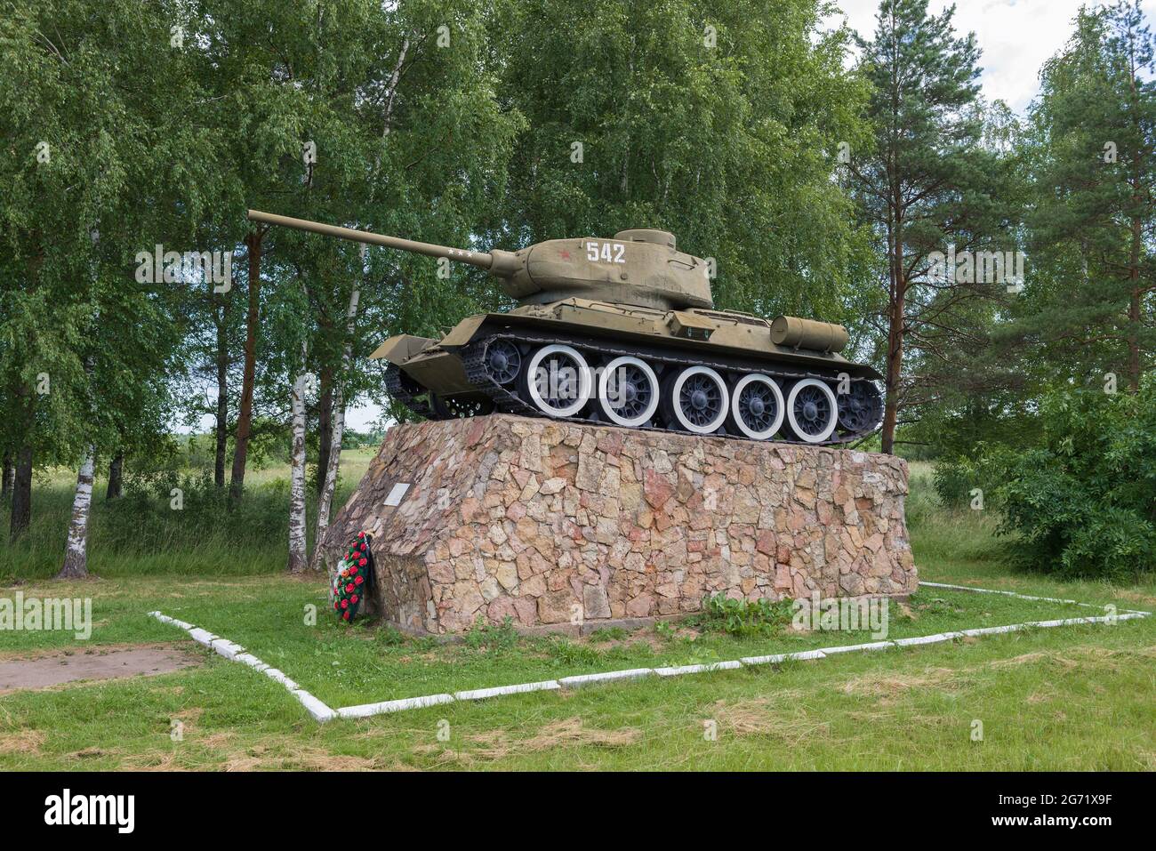 STARAYA RUSSA, RUSSLAND - 04. JULI 2020: Sowjetischer Panzer T-34-85 - ein Denkmal zu Ehren der Befreiung der Stadt Staraya Russa von den deutschen Invasoren i. Stockfoto
