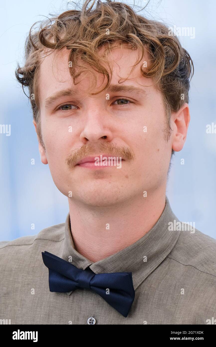 Palais des Festivals, Cannes, Frankreich. 9. Juli 2021. Anton von Lucke posiert bei der Great Freedom Photocall. Abgebildet, Teodora Mihai , Habacuc Antonio De Rosario. Bild von Julie Edwards./Alamy Live News Stockfoto