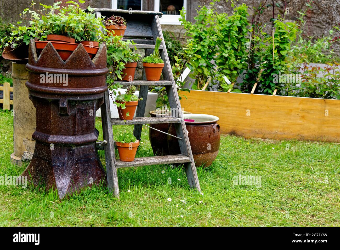 Schöne Vintage englischen Garten Display mit Treppen im Dorf Ford und etal in der Grafschaft Northumberland - England - Vereinigtes Königreich Stockfoto