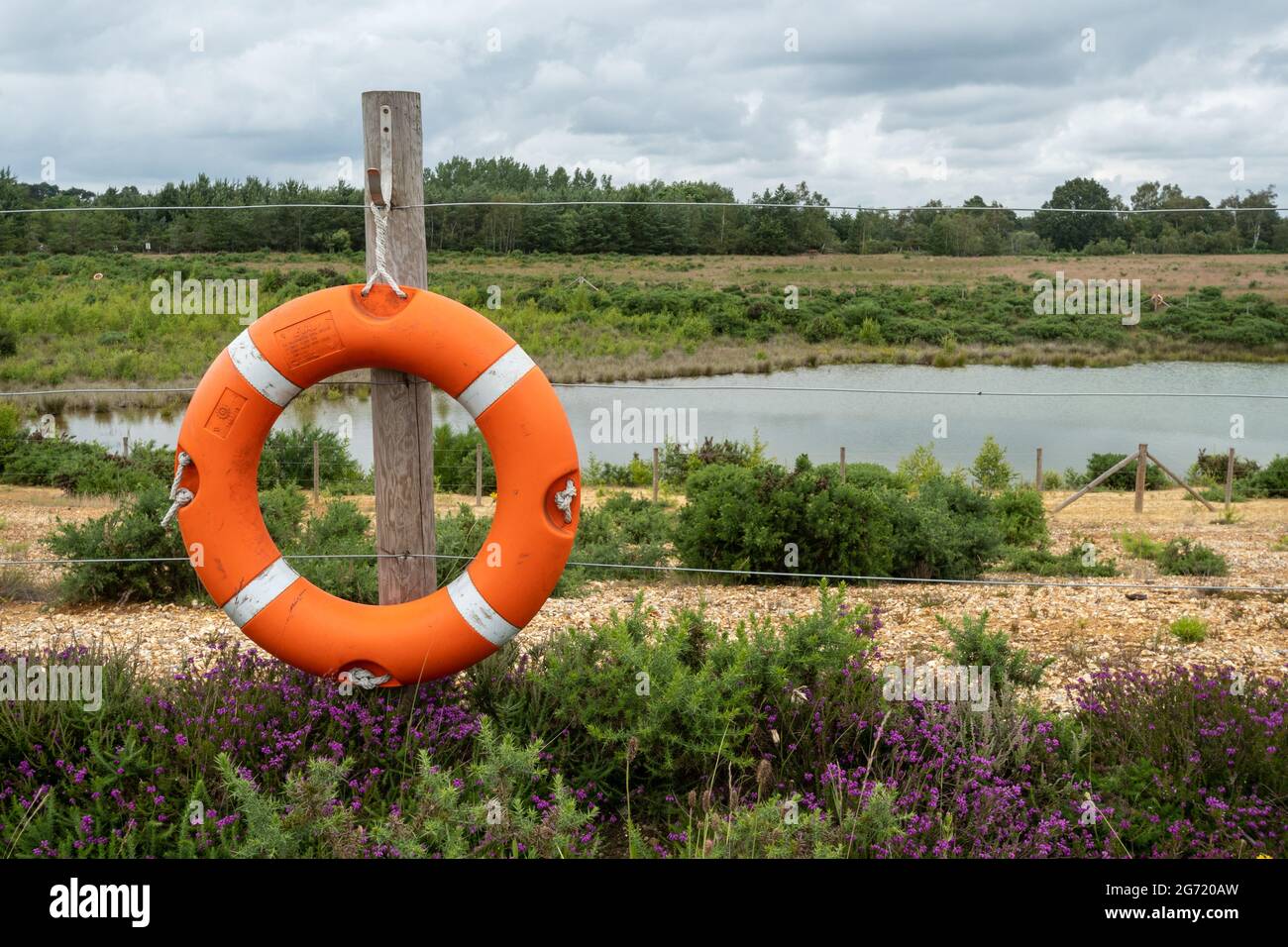 Orange Life Boje Ring neben einem tiefen Wasser Steinbruch See, Großbritannien Stockfoto