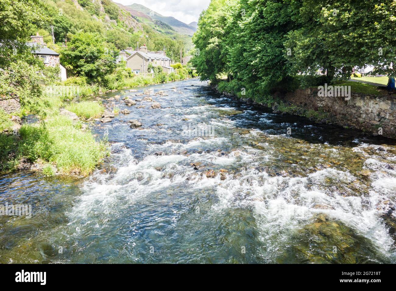 Der Fluss / afon Colwyn fließt durch das walisische Dorf Beddgelert in Snowdonia Wales UK Stockfoto