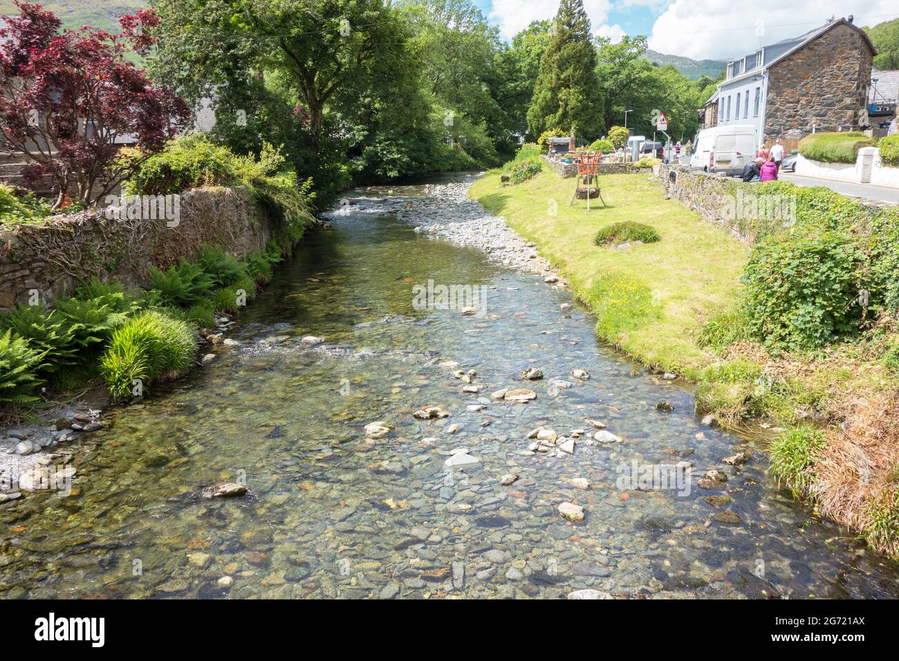 Der Fluss / afon Colwyn fließt durch das walisische Dorf Beddgelert in Snowdonia Wales UK Stockfoto