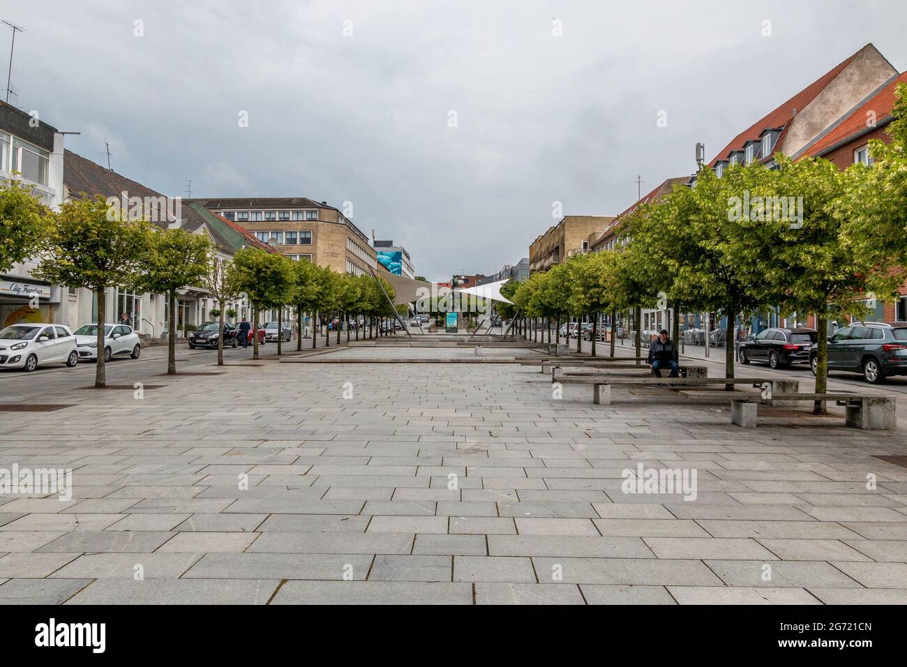 Randers, Dänemark - 10-Juli-2021: Das neue Regenwasserbecken bei Ostervold in Randers, Blumen und Brunnen, Stockfoto