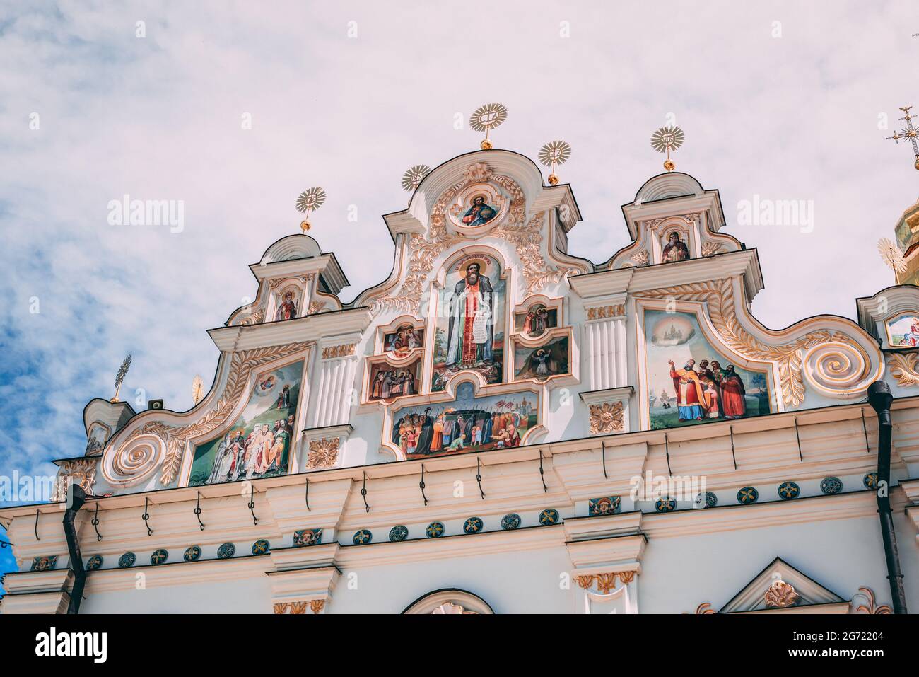 Niedriger Engel des historischen kiewer pechersk lavra Klosters in der Ukraine mit bewölktem Himmel Stockfoto