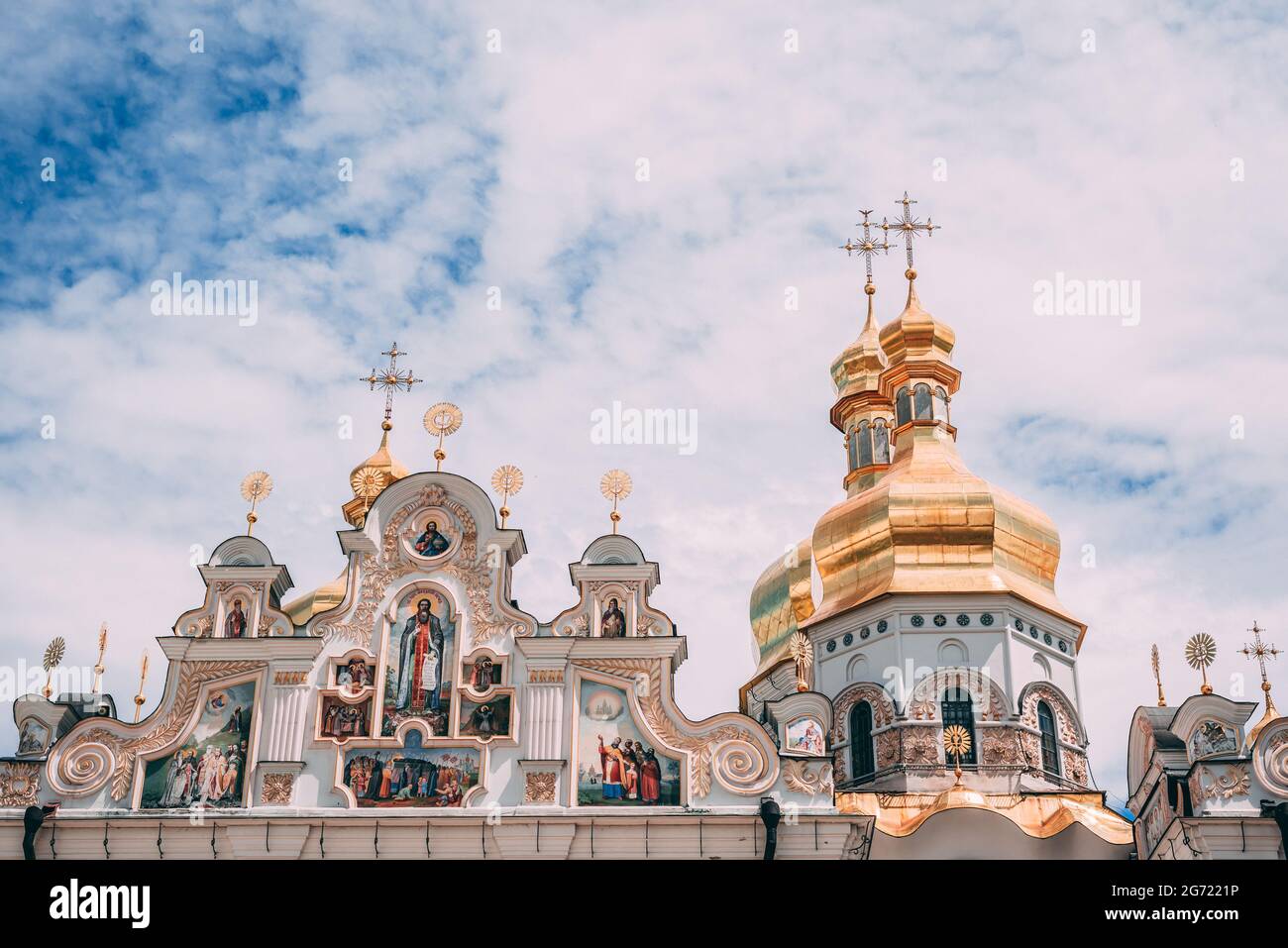 Niedriger Engel des historischen kiewer pechersk lavra Klosters in der Ukraine mit bewölktem Himmel Stockfoto