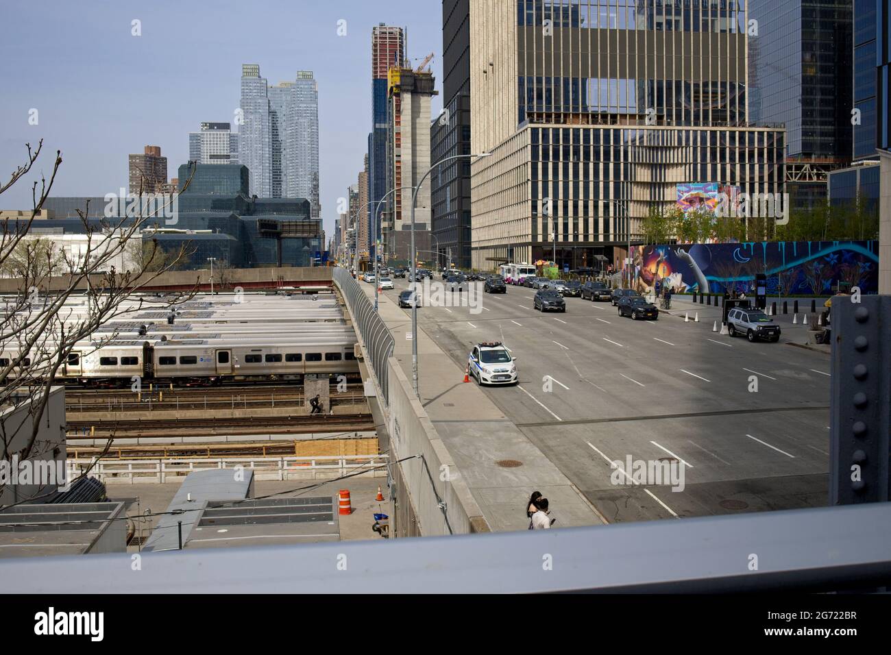 New York, NY, USA - 10. Juli 2021: Blick auf Züge, die in den Hudson Yards an der 11th Avenue und W 30th St geparkt sind, von der High Line aus gesehen Stockfoto
