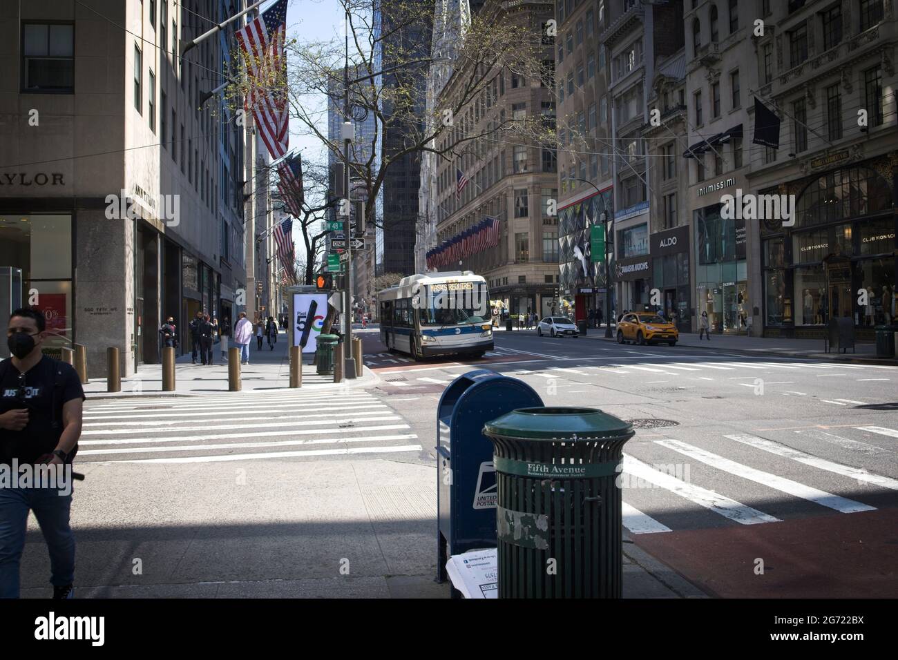 New York, NY, USA - 10. Juli 2021: Ein Stadtbus mit einem MASKIERTEN Schild an der Vorderseite des Busses Stockfoto