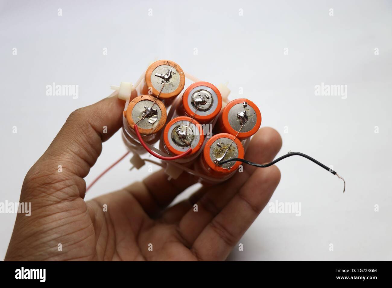 Akkupack aus gelöteten Lithium-Ionen-Akkus in der Hand. Wiederaufladbare Batterien für Taschenlampen, Vapes, elektronische Zigaretten und Laptops Stockfoto
