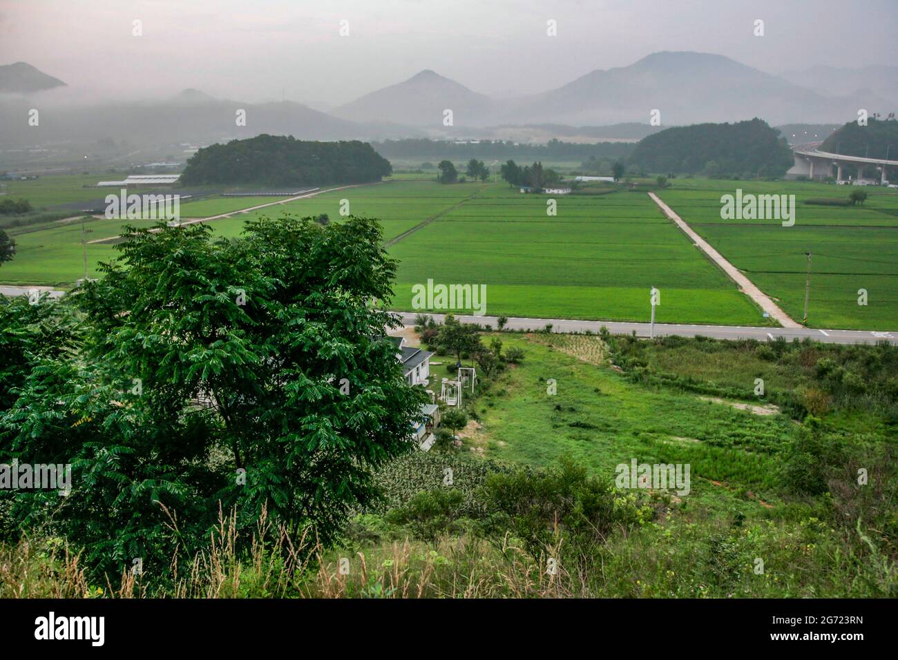 10. Juli 2021-Hwacheon, Südkorea-A Blick auf das Dorf der zivilen Kontrolllinie in der Nähe des Friedensdamms in Hwacheon, Südkorea. Der gerade fertiggestellte Friedensdamm südlich der stark befestigten Grenze ist der jüngste Beweis dafür, dass der Kalte Krieg auf der koreanischen Halbinsel noch nicht vorüber ist. Nach 18 Jahren wieder-off-again-Arbeit hat Südkorea den Bau des großen Staudamms im letzten Jahr 2005 abgeschlossen. Der Damm soll einen Überflutungsangriff aus dem Norden verhindern, sollte Pjöngjang absichtlich einen Damm weiter flussaufwärts einstürzen. Im September hat Nordkorea eine riesige Menge Wasser aus einem Damm nördlich der Grenze freigesetzt, ohne zu warnen Stockfoto