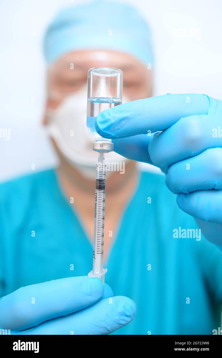 Ein Arzt hält eine Spritze in der Hand. Vorbereitung auf die Insulintherapie. Stockfoto