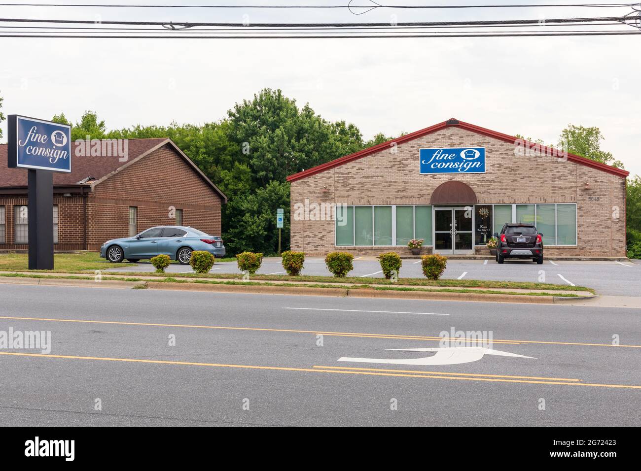 HICKORY, NC, USA-7 JULY 2021: Fine Consign, ein Konsignationsladen von hochwertigen Gebrauchtmöbeln. Gebäude vor, Parkplatz und Schilder. Stockfoto