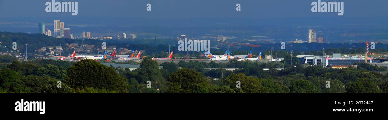 Der Blick auf den Flughafen Leeds Bradford von Otley Chevin in West Yorkshire. Die Stadt ist im Luftflug 9 Meilen vom Flughafen entfernt. Stockfoto