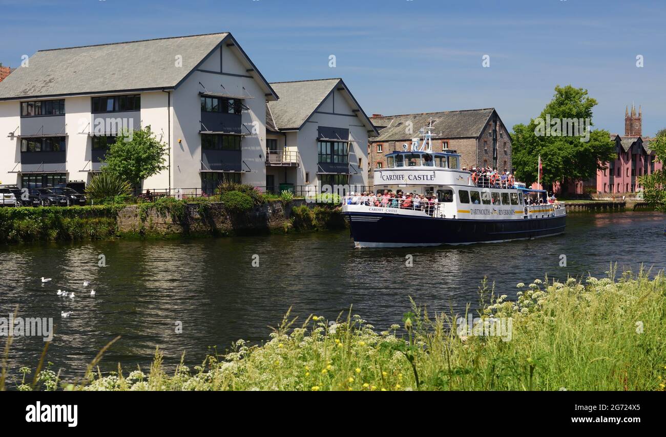 Dartmouth Riverboats 'Cardiff Castle' verlassen Totnes auf dem Fluss Dart. Während der Coronavirus-Pandemie tragen die Passagiere Gesichtsmasken. Stockfoto