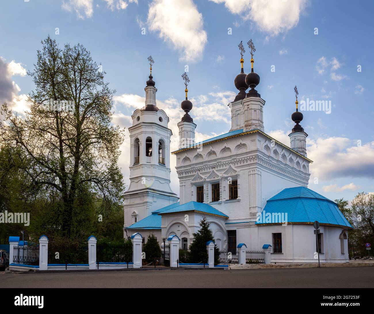 Schöne alte Kirche der Fürbitte der seligen Jungfrau Maria in Kaluga, Russland Stockfoto