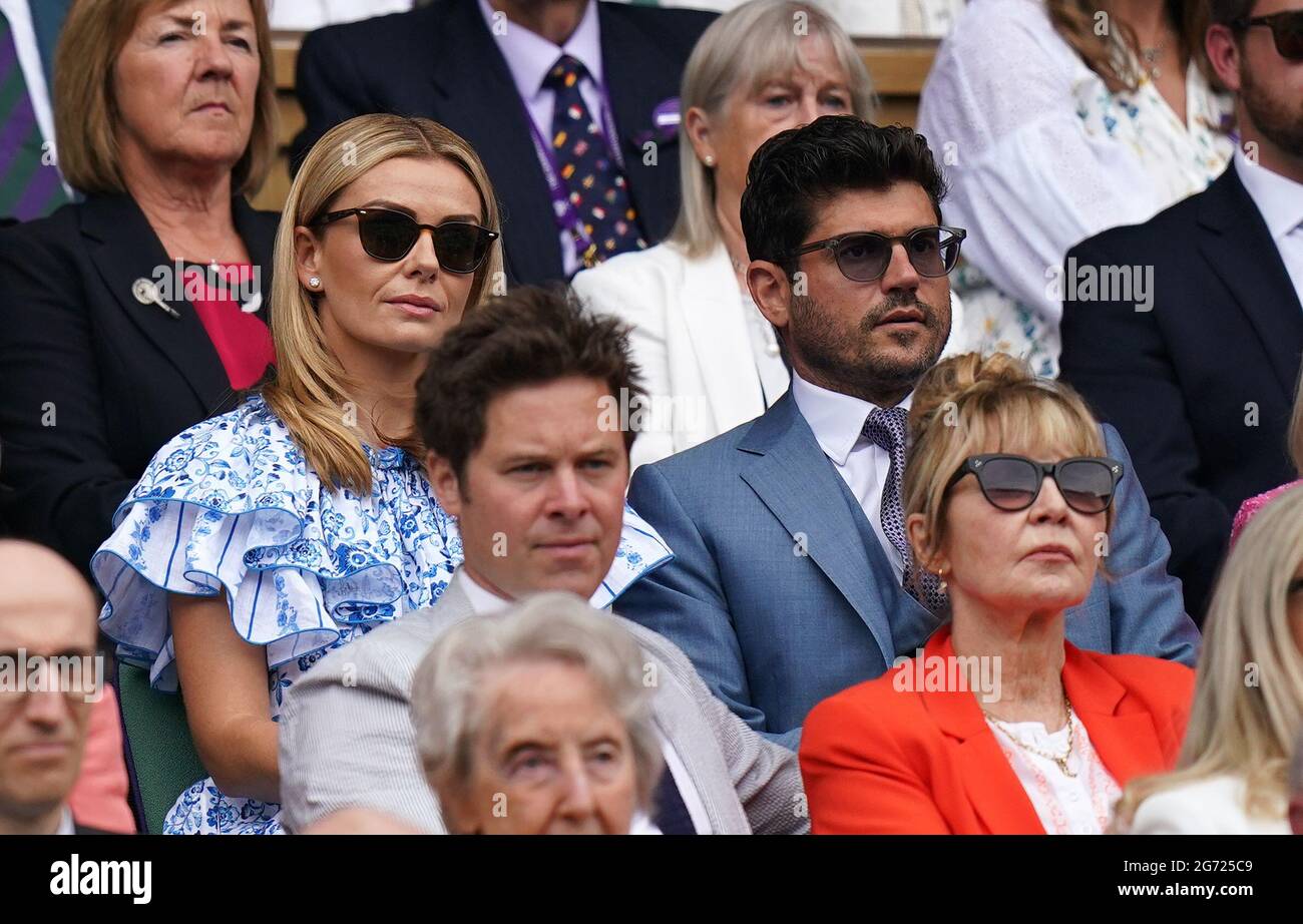 Katherine Jenkins (links) und Andrew Levitas in der Royal Box am Center Court am 12. Tag von Wimbledon im All England Lawn Tennis and Croquet Club, Wimbledon. Bilddatum: Samstag, 10. Juli 2021. Stockfoto