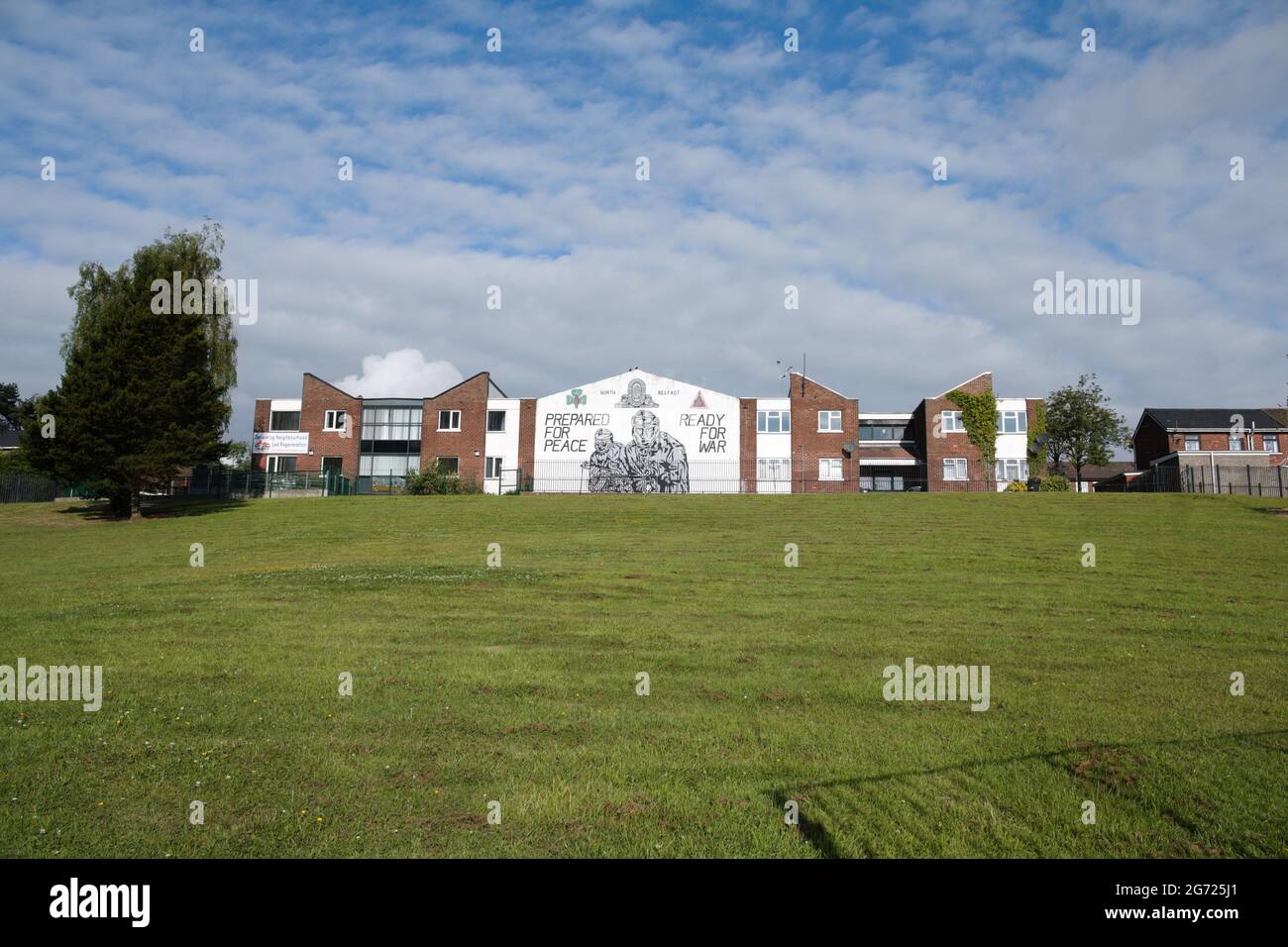 Wandgemälde „bereit für den Frieden, bereit für den Krieg“ , Shore Road, Belfast, Nordirland. Bilddatum: 10. Juli 2021 Stockfoto