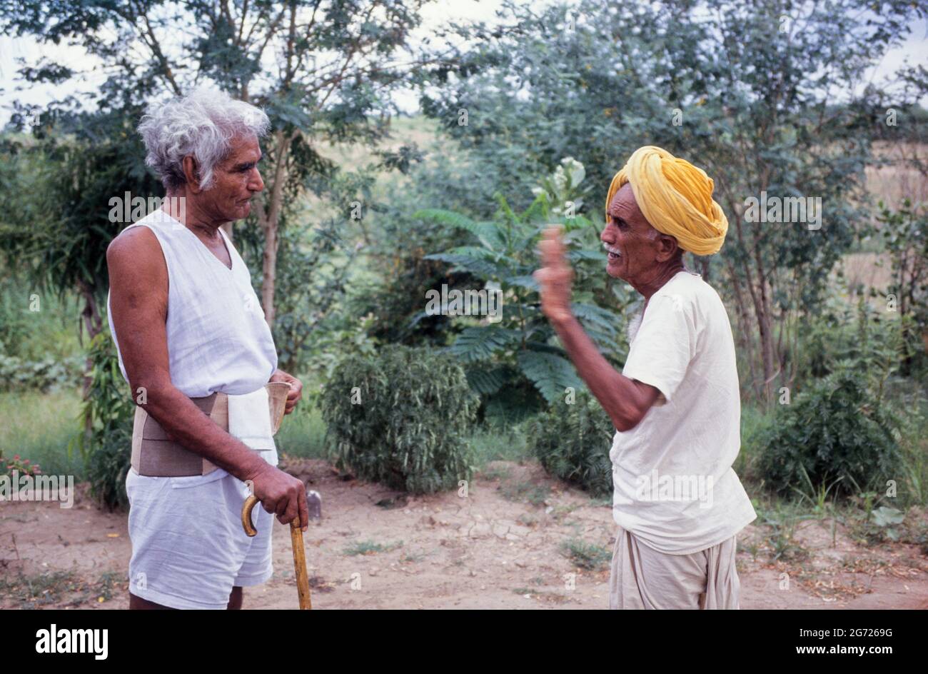 INDIEN, Narmada-Fluss und Staudämme, links: Sozialaktivist Murlidhar Devidas Amte 1914-2008, genannt Baba Amte, er war ein Schüler von Mahatma Gandhi und hat den Ashram Anandwan für Menschen gegründet, die an Lepra leiden, hier in seinem Ashram in Kasrawad am Fluss Narmada, Zur Unterstützung des Kampfes von Narmada Bachao Andolan NBA, Bewegung zur Rettung der Narmada, gegen große Staudämme im Tal / INDIEN, Narmada Fluss und Staudaemme, Murlidhar Devidas Amte, Baba Amte Stockfoto