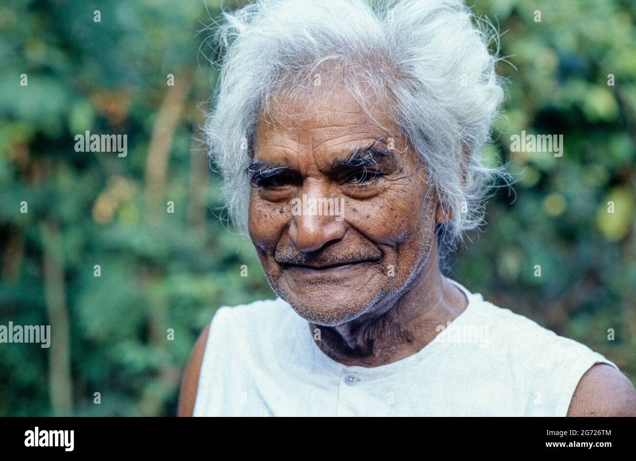 INDIEN, Narmada-Fluss und Staudämme, Sozialaktivist Murlidhar Devidas Amte 1914-2008, genannt Baba Amte, er war ein Schüler von Mahatma Gandhi und hat den Ashram Anandwan für Menschen gegründet, die an Lepra leiden, hier in seinem Ashram in Kasrawad am Fluss Narmada, Zur Unterstützung des Kampfes von Narmada Bachao Andolan NBA, Bewegung zur Rettung der Narmada, gegen große Staudämme im Tal / INDIEN, Narmada Fluss und Staudaemme, Murlidhar Devidas Amte, Baba Amte Stockfoto