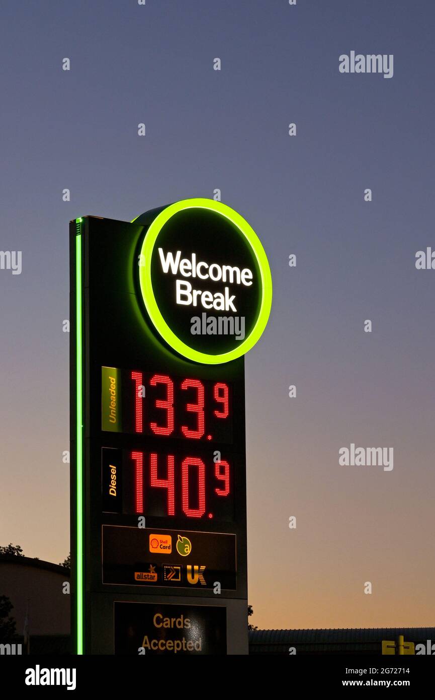 Oxford, England - 2021. Juni: Beleuchtetes Schild in der Abenddämmerung vor einer Tankstelle an den Verkehrsverbindungen auf der A34-Bundesstraße. Stockfoto