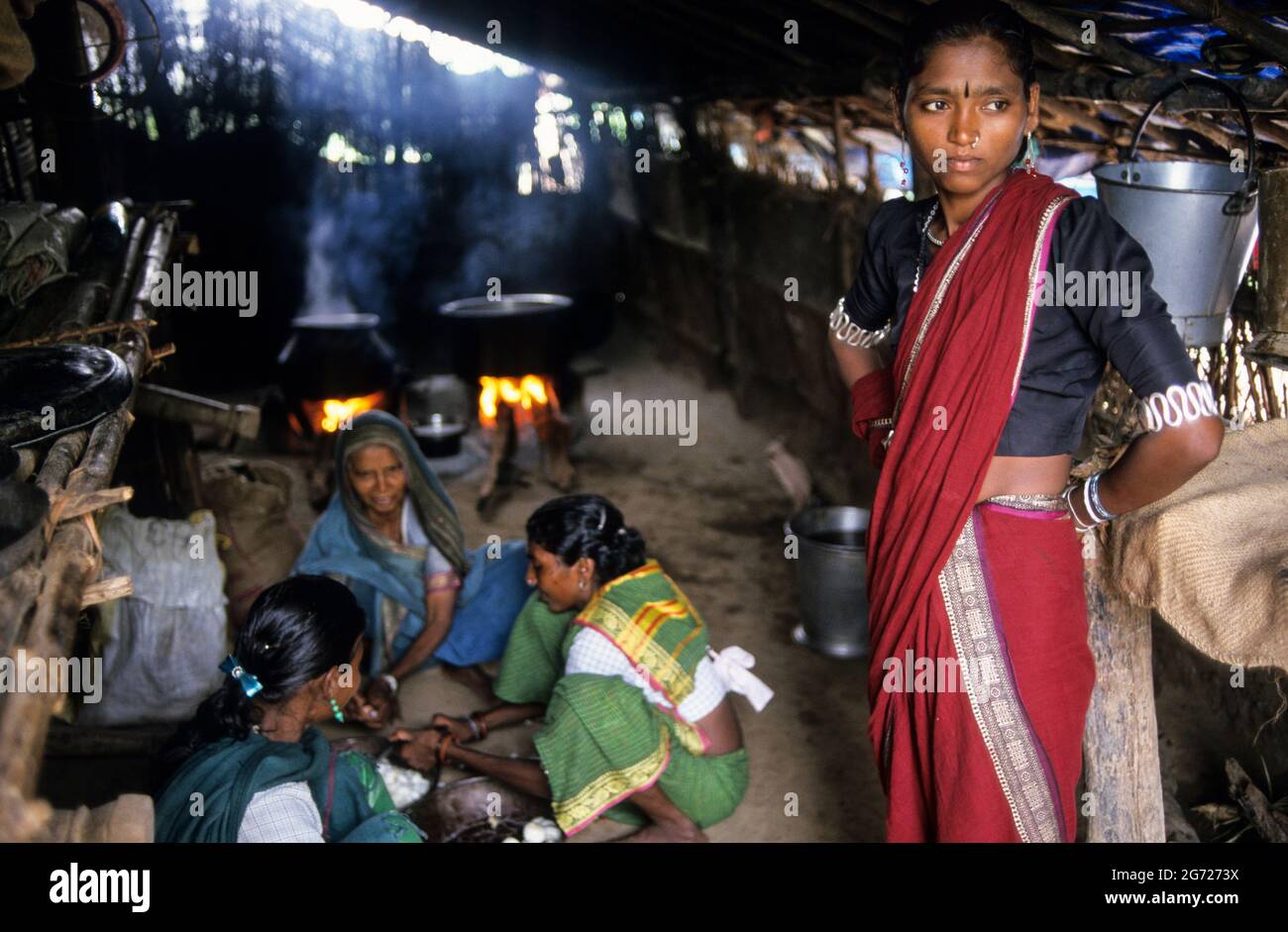 INDIEN, Narmada-Fluss, Stammesdorf Domkhedi, Bhil-Stamm, Bhil-Frauen in der Küche in der Hütte, das Dorf ist vom Staudamm Sardar Sarova Projekt betroffen / INDIEN, Narmada Fluss, Adivasi Dorf Domkhedi, Bhil Frauen in der Küche ihrer Huette, das Dorf ist durch Überschwemmung durch den Staudamm SSP bedroht Stockfoto