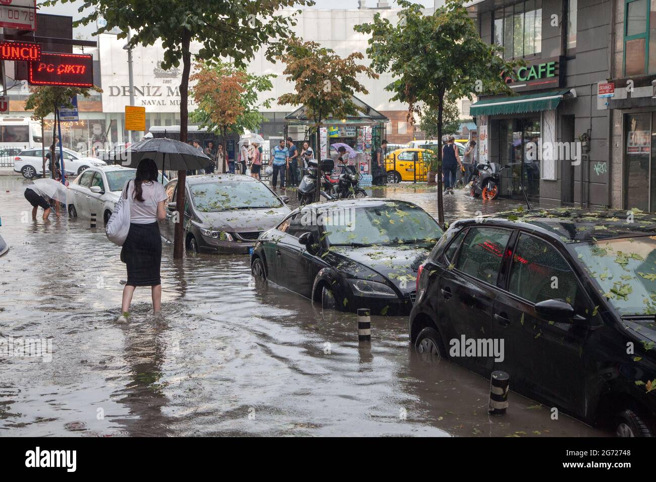 Besiktas, İstanbulTurkey - 07272017:Hochwasser in einer Straße in Istanbul Stockfoto