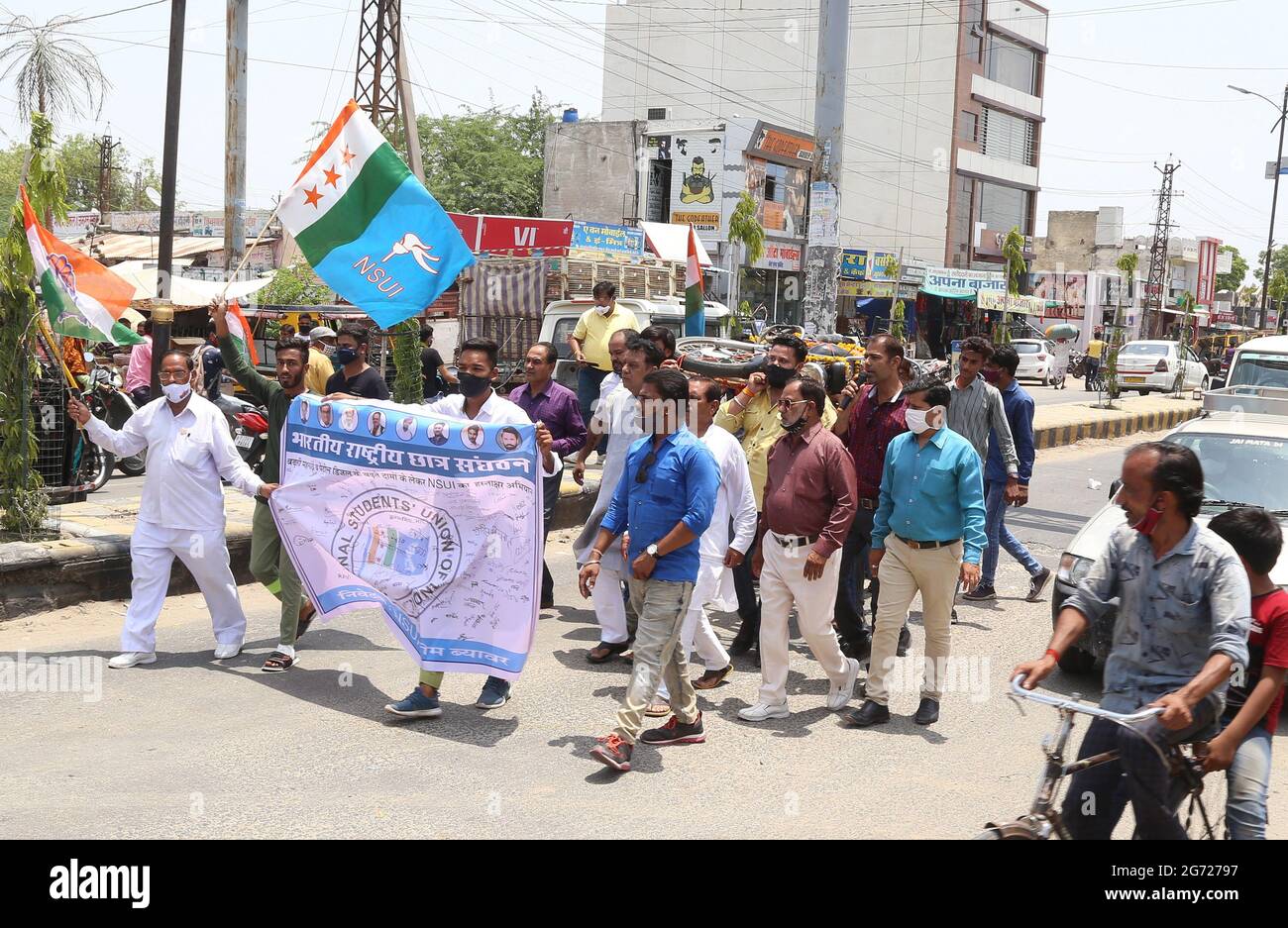 Beawar, Indien. Juli 2021. Aktivisten der National Student Union of India (NSUI) und des Kongresses protestieren in Beawar gegen die Modi-Regierung der Central wegen einer Preiserhöhung für Benzin-, Diesel- und Flüssiggas-Flaschen (Liquified Petroleum Gas). (Foto: Sumit Saleswat/Pacific Press) Quelle: Pacific Press Media Production Corp./Alamy Live News Stockfoto