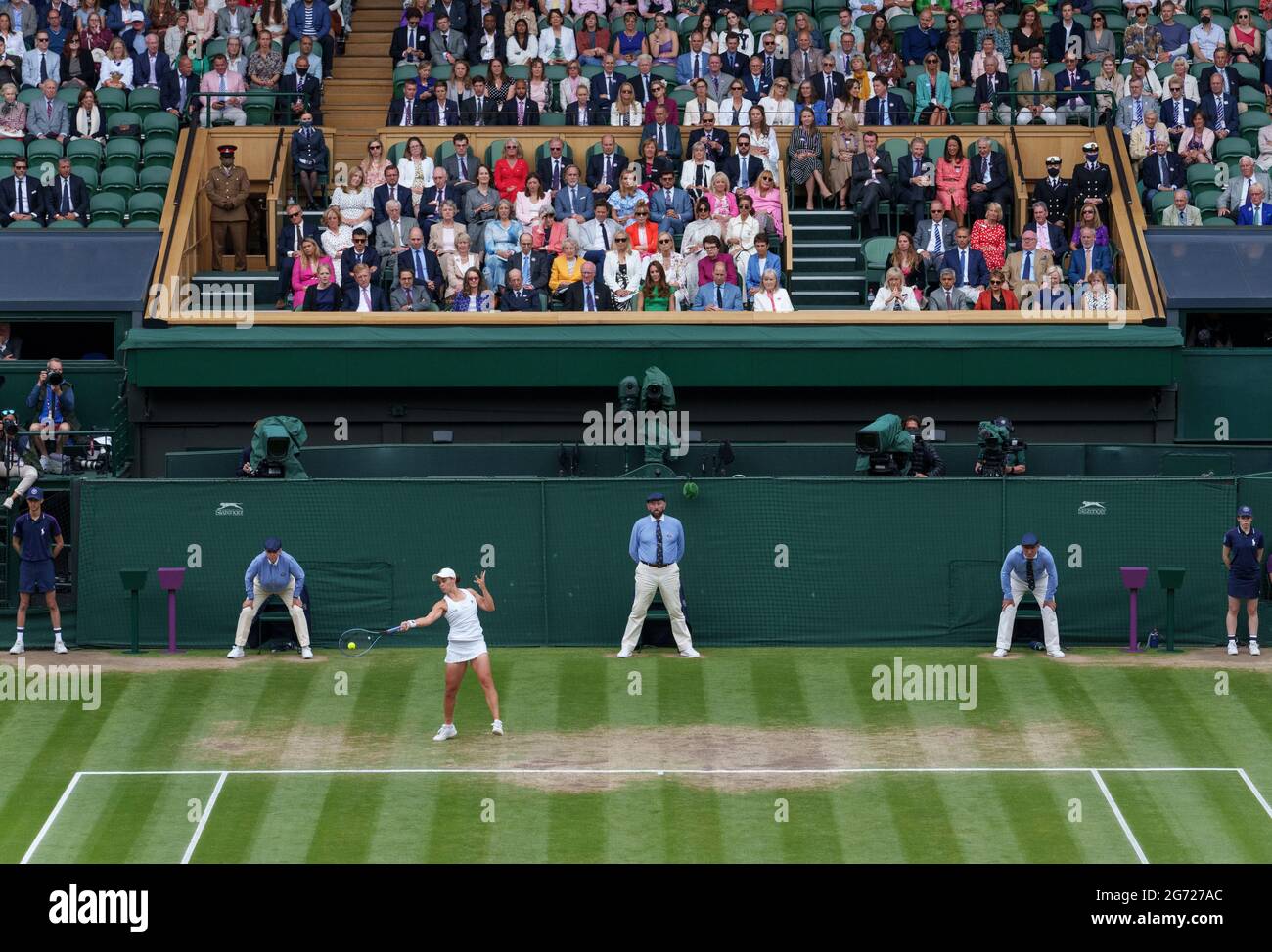Gäste der Royal Box, während Ashleigh Barty (AUS) im Finale der Dameneinzel am 12. Tag von Wimbledon im All England Lawn Tennis and Croquet Club in Wimbledon gegen Karolina Pliskova (CZE) spielt. Bilddatum: Samstag, 10. Juli 2021. Stockfoto
