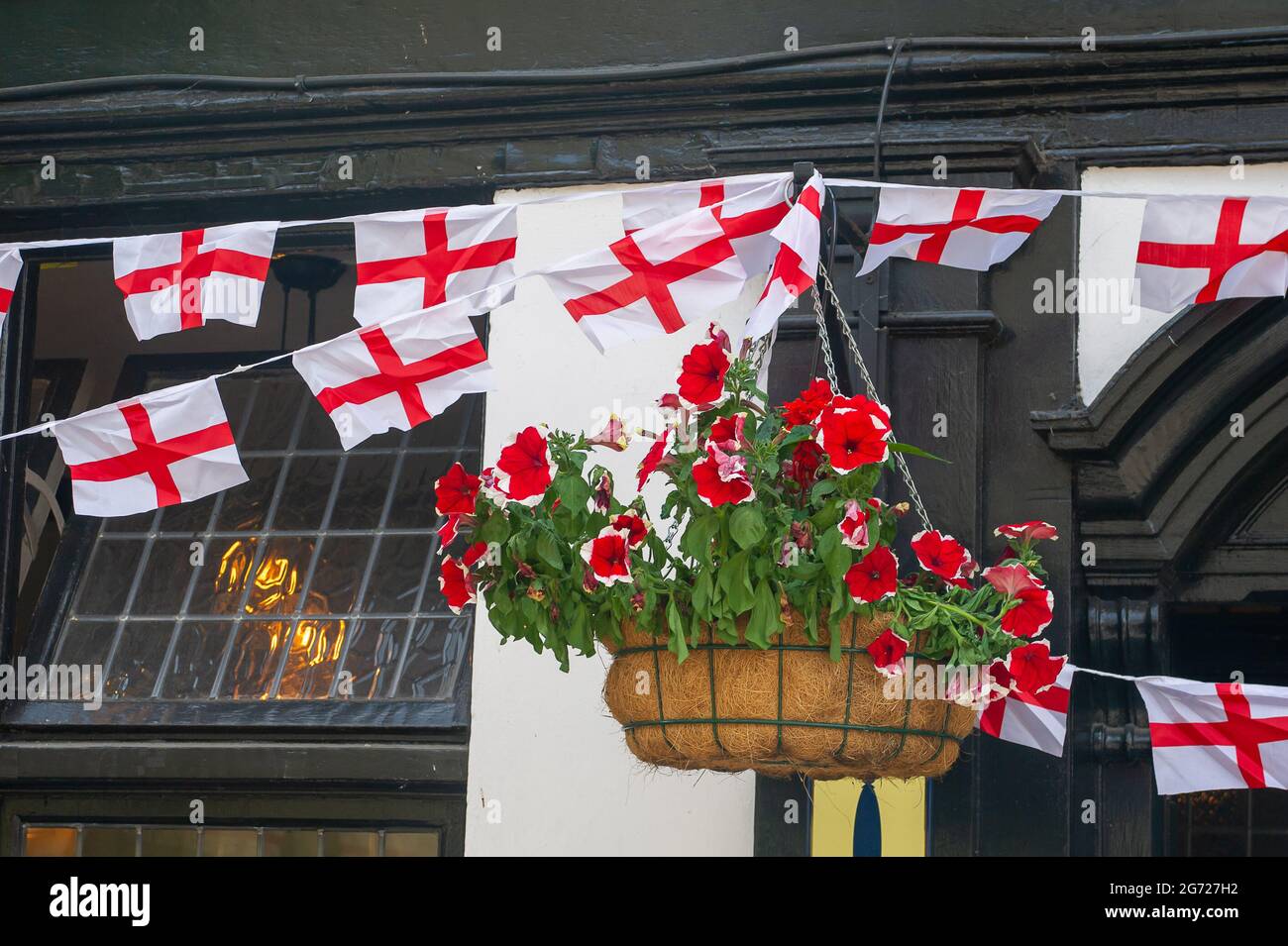 Uxbridge, London Borough of Hillingdon, 9. Juli 2021. Im Three Tuns Pub in Uxbridge gibt es englische Flaggen und Fahnen, die sich auf das große UEFA Euro 2020 Finale am Sonntag zwischen England und Italien vorbereiten. Quelle: Maureen McLean/Alamy Stockfoto