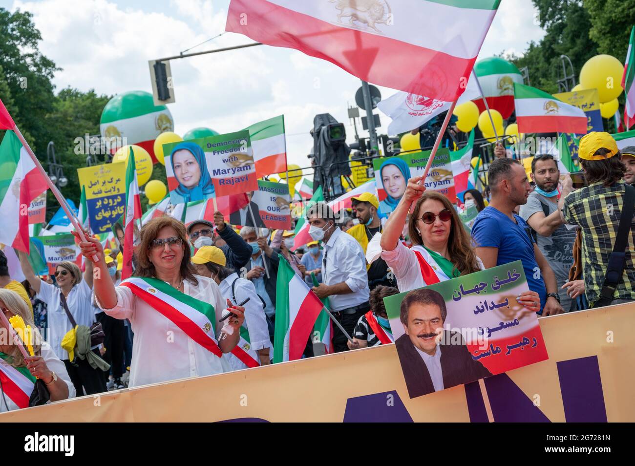 Berlin, Deutschland. Juli 2021. Auf einer Demonstration des Nationalen Widerstandsrates des Iran (NWRI) vor dem Brandenburger Tor für die 'Freiheit im Iran' stehen die Teilnehmer mit Iran-Fahnen. Quelle: Christophe Gateau/dpa/Alamy Live News Stockfoto