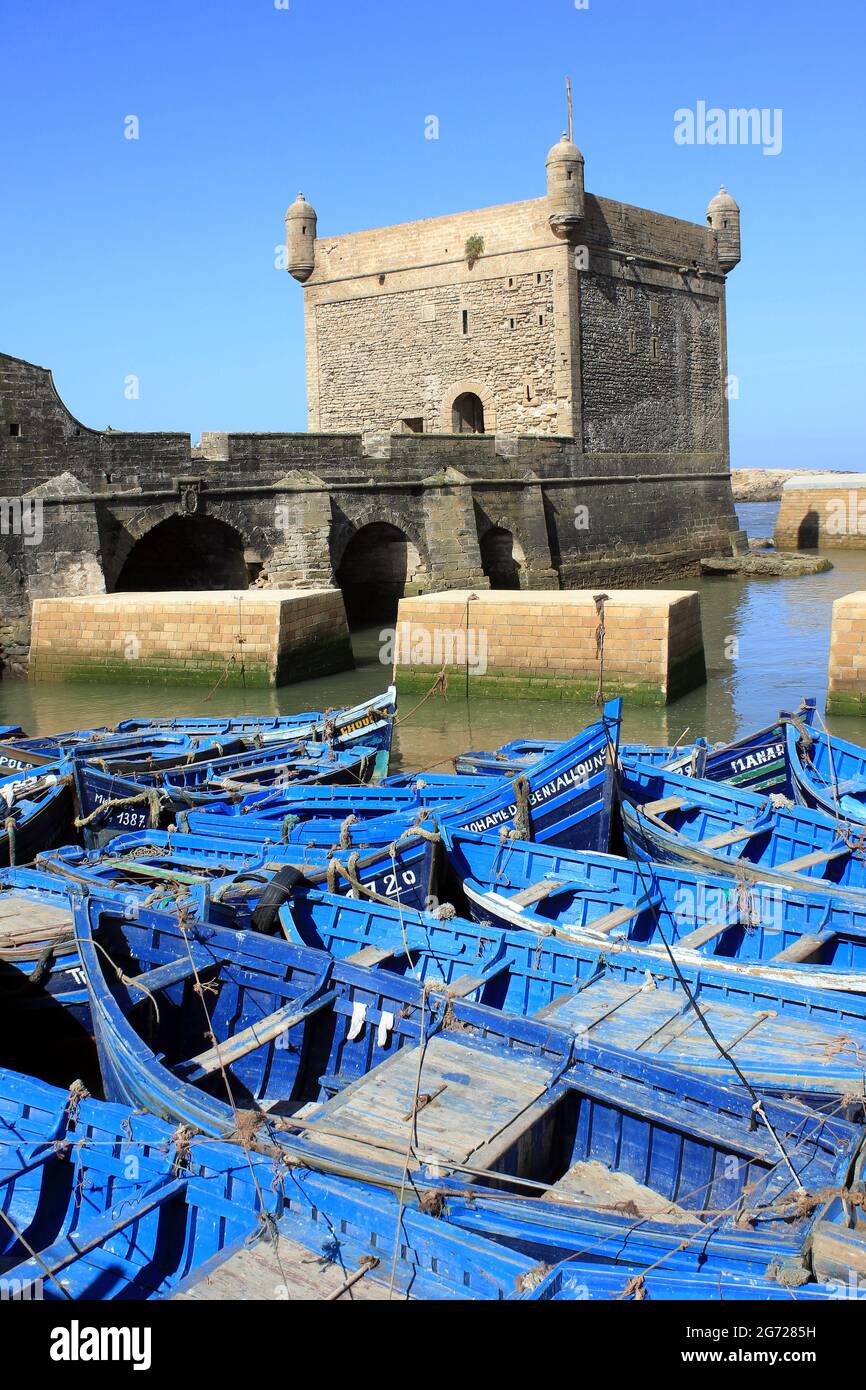 Fischerboote im Hafen von Essaouira vor der Kulisse der Zitadelle, Marokko Stockfoto
