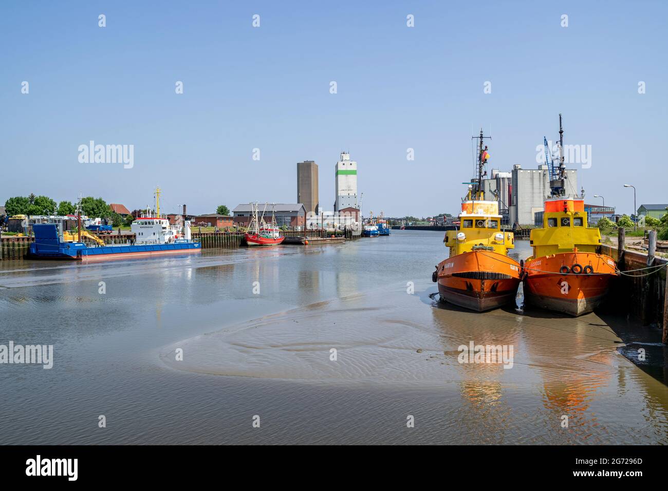 Ebbe im Hafen von Husum, Deutschland Stockfoto