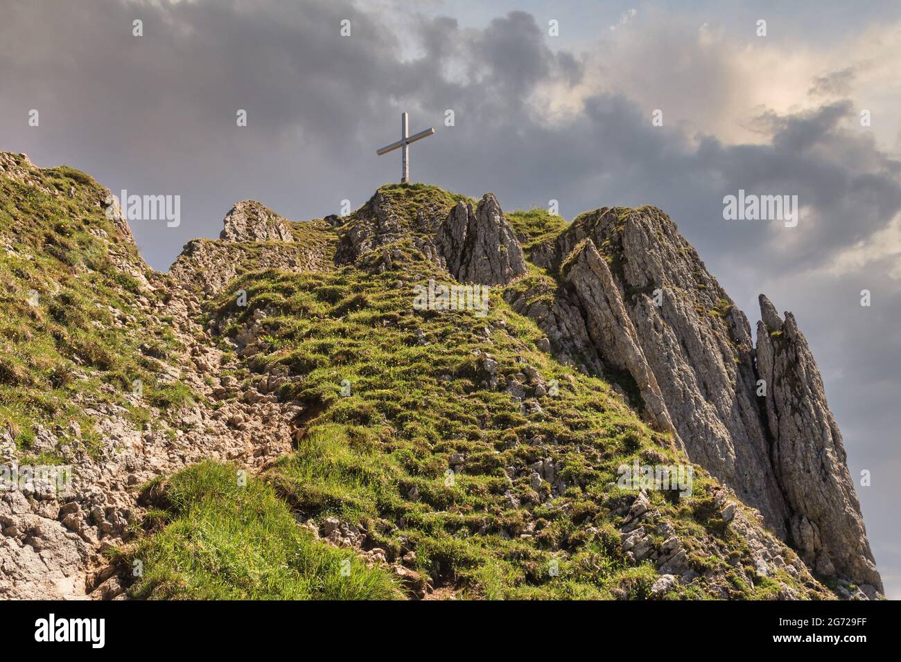 Gipfelkreuz auf dem Tegelberg mit seinem höchsten Punkt, Branderschrofen 1881m. Tegelberg bei Schwangau, Allgäu, Ammergauer Alpen in Bayern, Deutschland. Stockfoto