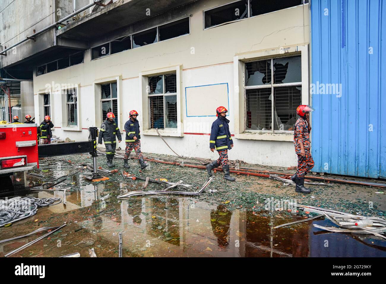 Narayanganj, Bangladesch. Juli 2021. Feuerwehrleute vor der verbrannten Hashem Foods Limited-Fabrik in Rupganj, Bezirk Narayanganj, am Stadtrand von Dhaka, gesehen.EIN massiver Brand in einer Lebensmittelfabrik in Bangladesch hat mindestens 52 Menschen getötet, die von Flammen gefangen waren und viele Arbeiter gezwungen haben, aus den oberen Stockwerken um ihr Leben zu springen. Unter Berufung auf Polizeibeamte. (Foto: Zabed Hasnain Chowdhury/SOPA Images/Sipa USA) Quelle: SIPA USA/Alamy Live News Stockfoto