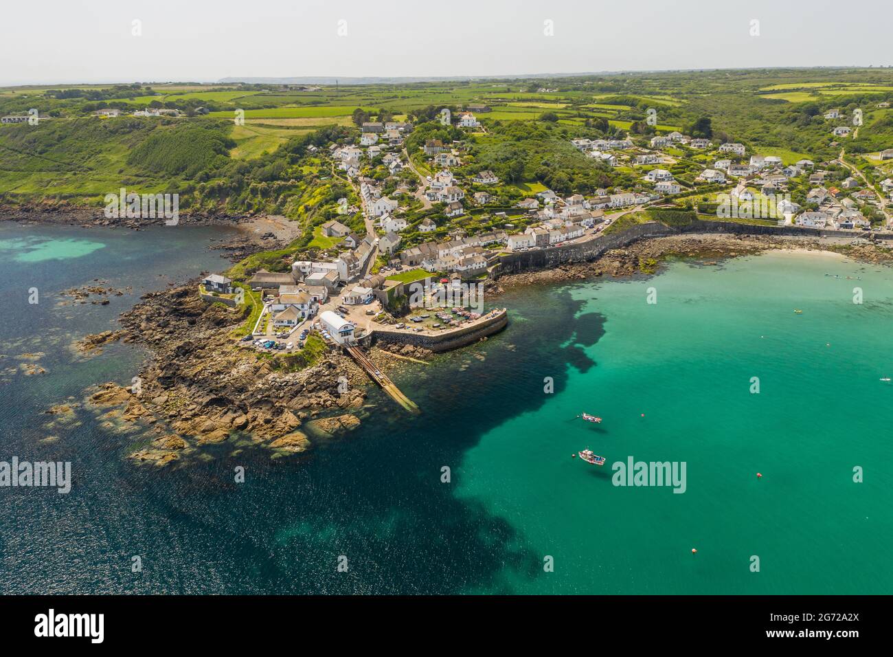 COVERACK, CORNWALL, GROSSBRITANNIEN – 30. JUNI 2021. Luftaufnahme des malerischen Hafens und Dorfes Coverack in Cornwall, Großbritannien Stockfoto