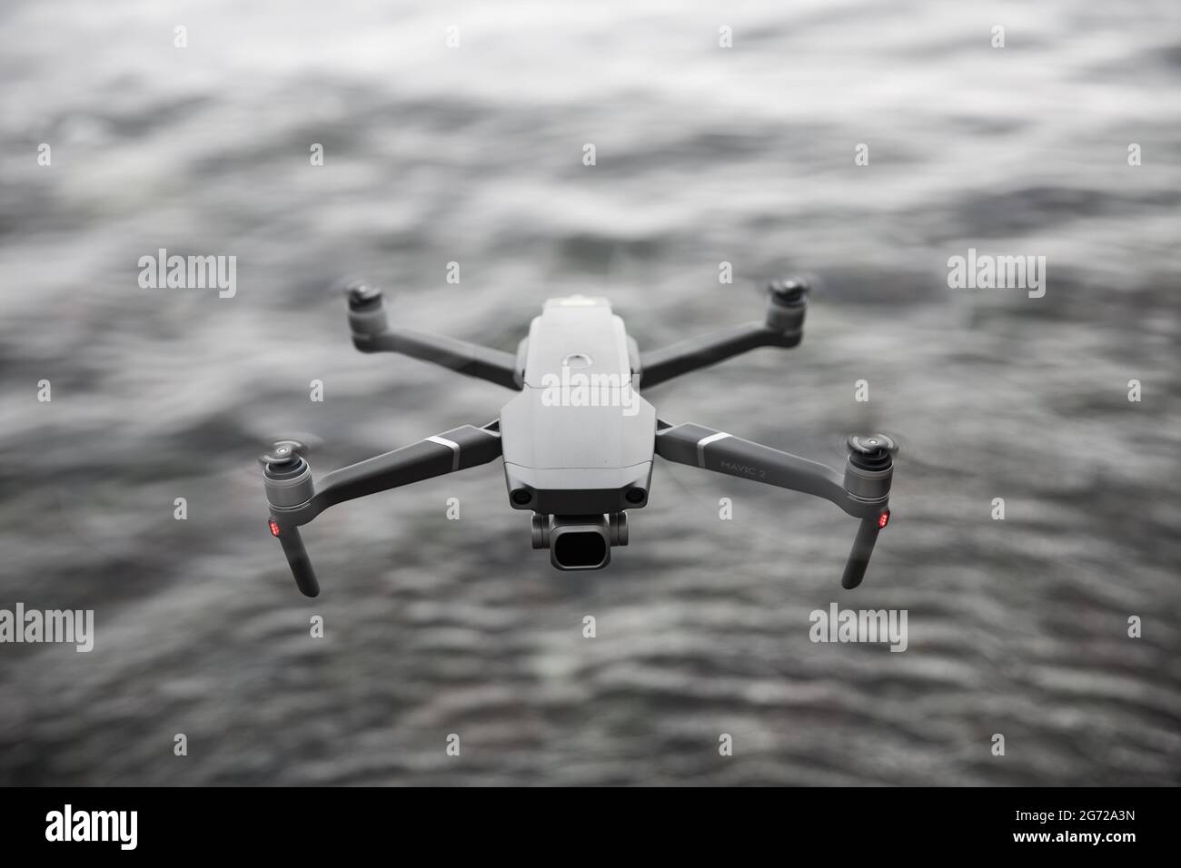 CORNWALL, GROSSBRITANNIEN – 29. JUNI 2021. Eine unbemannte Drohne von DJI Mavic Pro 2, die über Wasser fliegt und der Kamera mit Kopierraum gegenübersteht Stockfoto