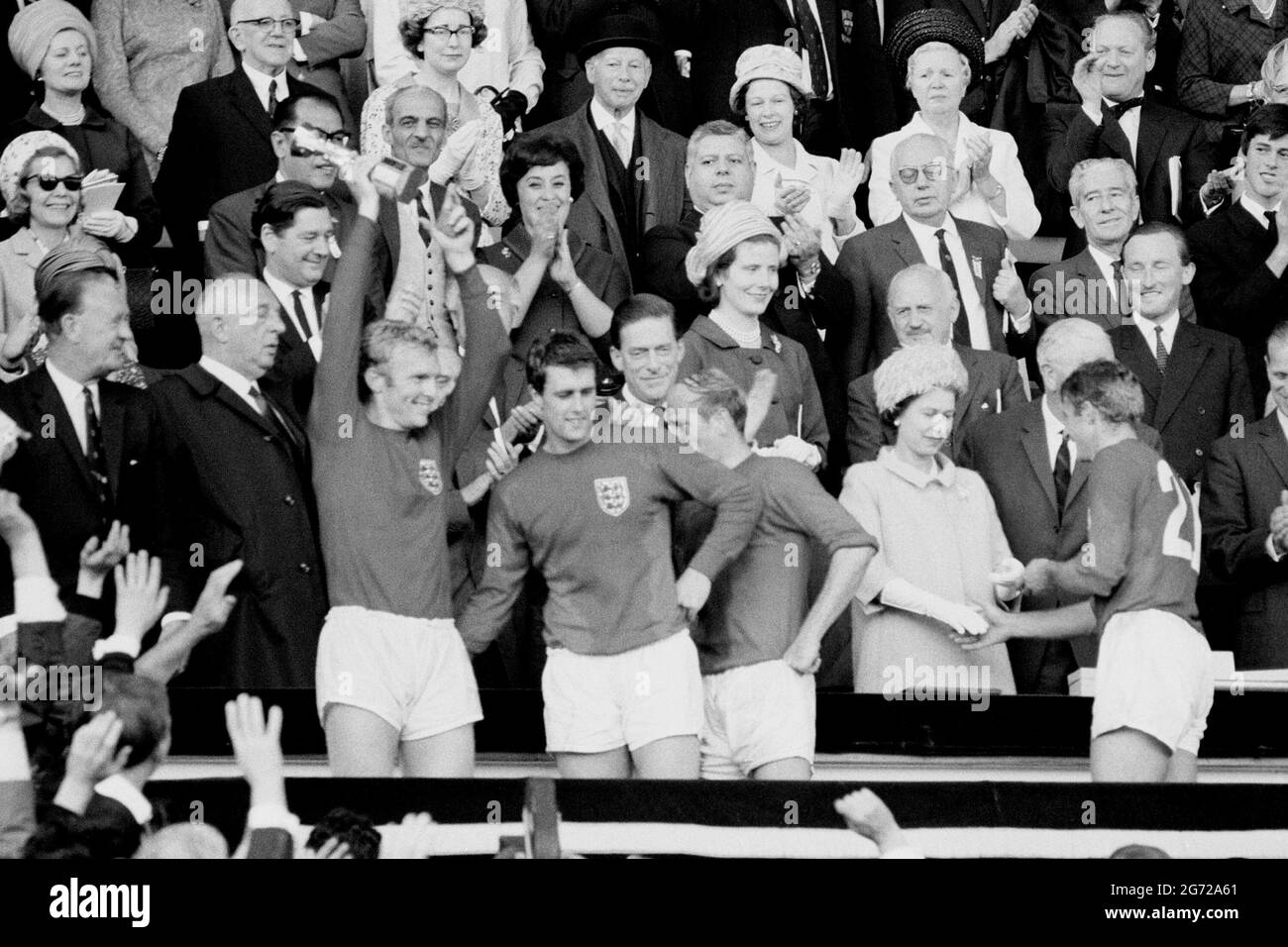 EMBARHOED TO 1830 SATURDAY JULY 10 File photo dated 30/07/66 of England Captain Bobby Moore holding hoch die Jules Rimet Trophy, gefolgt von Geoff Hurst, Bobby Charlton und Roger Hunt, erhielt seine Medaille von Queen Elizabeth II, nachdem er Westdeutschland im Weltcup-Finale in Wembley, London besiegt hatte. Die Königin hat einen Brief an den englischen Fußballmanager Gareth Southgate geschickt, in dem er und das englische Fußballteam zum Erreichen des UEFA Euro 2020-Finales gratuliert und gute Wünsche mit der Hoffnung gesendet haben, dass die Geschichte nicht nur Ihren Erfolg, sondern auch den Geist, das Engagement und den Stolz, mit dem Sie h, aufzeichnen wird Stockfoto